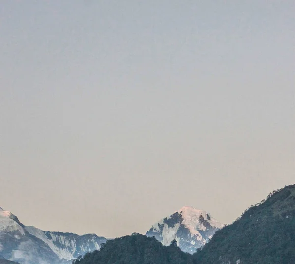 Hory a bílá mlha nad jezery — Stock fotografie