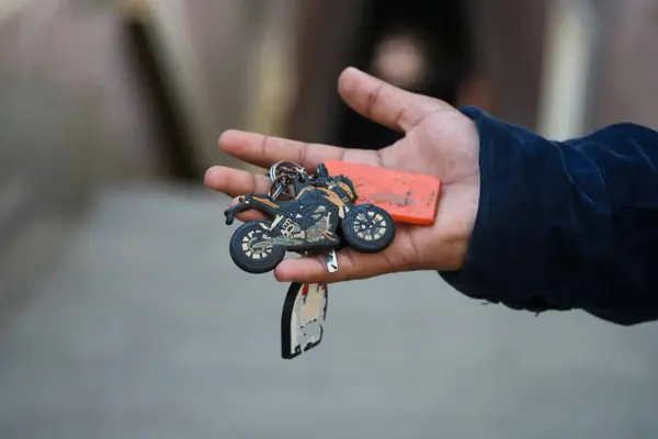 Uomo d'affari in possesso di chiave dell'auto — Foto Stock