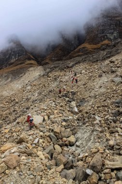 İnanılmaz sonbahar manzaralı dağlar ve göllerin üzerindeki beyaz sis.