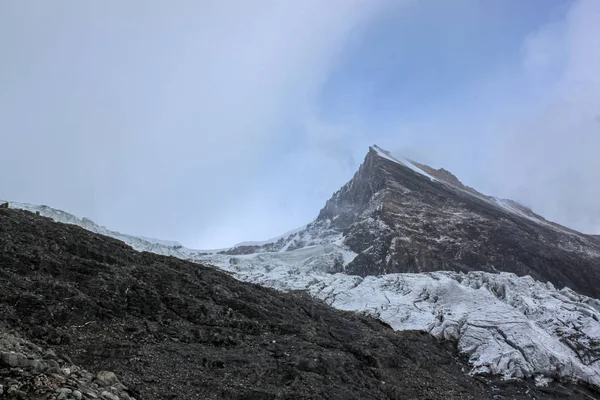 Szczyt wzgórza owinięty poranną mgłą — Zdjęcie stockowe