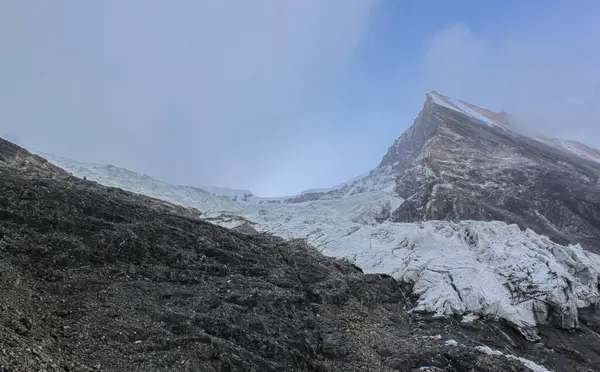 Le sommet de la colline enveloppé par le brouillard matinal — Photo