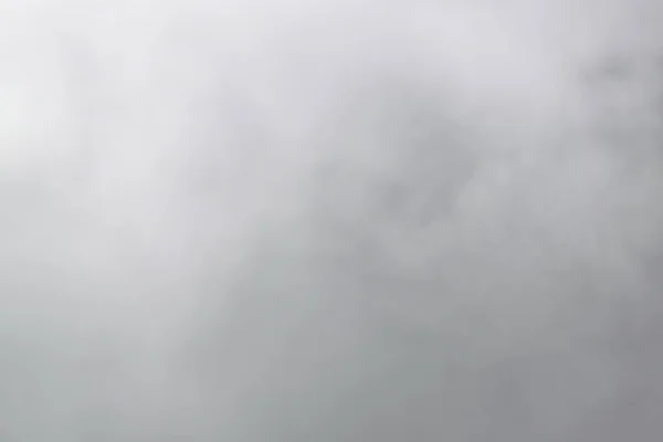 Szczyt wzgórza owinięty poranną mgłą — Zdjęcie stockowe