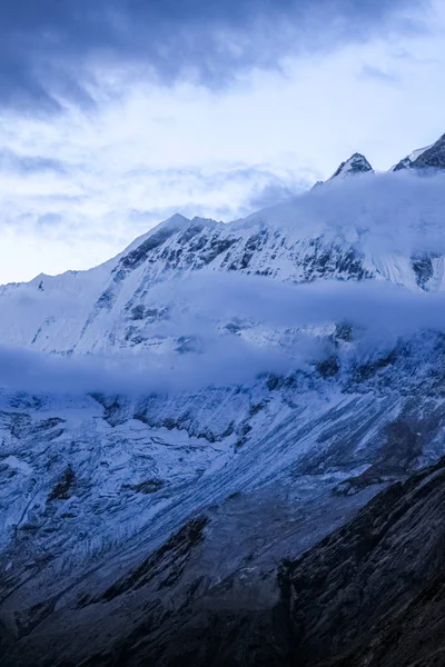 Belle et étonnante montagne enneigée — Photo