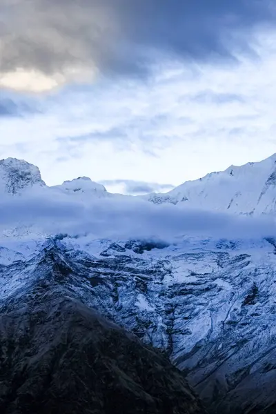 美しく素晴らしい雪に覆われた山 — ストック写真