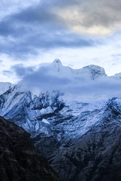 Hermosa y asombrosa montaña cubierta de nieve con niebla — Foto de Stock