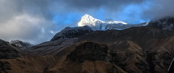 Prachtig en verbazingwekkend besneeuwde berg met blauwe lucht — Stockfoto