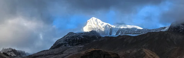 Hermosa y asombrosa montaña cubierta de nieve con cielo azul — Foto de Stock