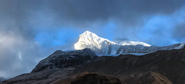 Hermosa y asombrosa montaña cubierta de nieve con cielo azul — Foto de Stock