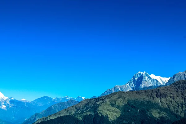 Increíble vista de otoño con montañas cubiertas de nieve — Foto de Stock