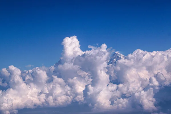 ネパールを訪問する最もよい方法は山のフライトです。 — ストック写真