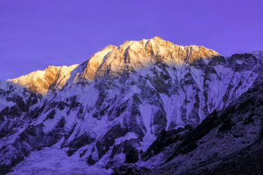 Dağlar ve Beyaz Sis Göllerin üzerinde Gün doğumunda