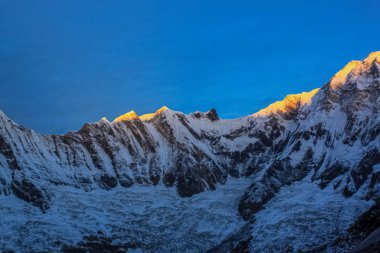 Dağlar ve Beyaz Sis Göllerin üzerinde Gün doğumunda