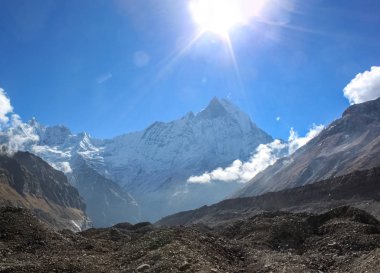 Dağlar ve Beyaz Sis Göllerin üzerinde Gün doğumunda
