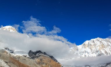 Dağlar ve Beyaz Sis Göllerin üzerinde Gün doğumunda
