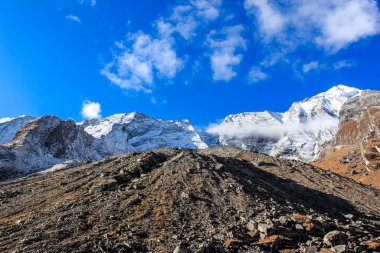 Dağlar ve Beyaz Sis Göllerin üzerinde Gün doğumunda