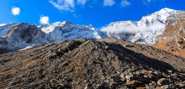 Dağlar ve Beyaz Sis Göllerin üzerinde Gün doğumunda