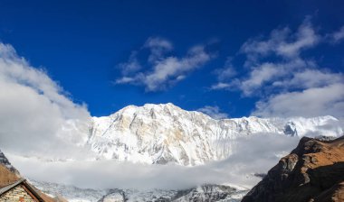 Dağlar ve Beyaz Sis Göllerin üzerinde Gün doğumunda