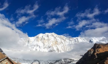 Dağlar ve Beyaz Sis Göllerin üzerinde Gün doğumunda