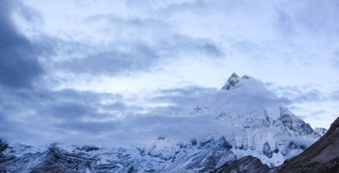 Dağlar ve Beyaz Sis Göllerin üzerinde Gün doğumunda
