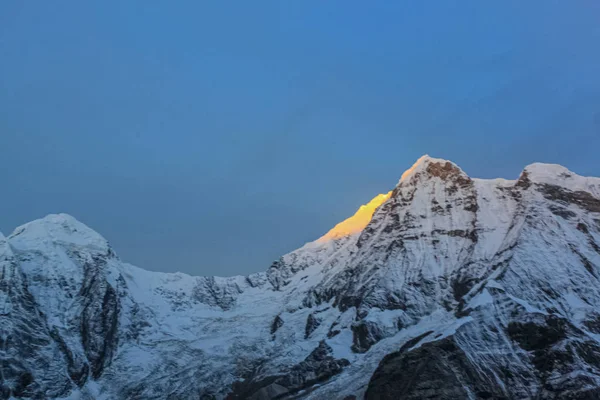 Montañas y niebla blanca sobre los lagos al amanecer —  Fotos de Stock