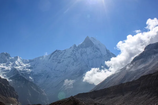 Dağlar ve Beyaz Sis Göllerin üzerinde Gün doğumunda