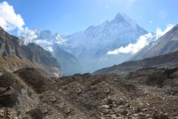 Dağlar ve Beyaz Sis Göllerin üzerinde Gün doğumunda