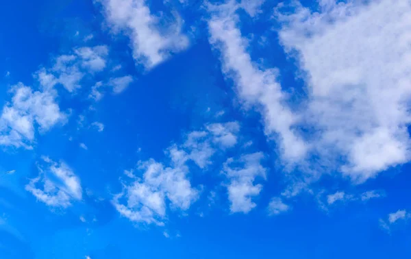 Dağlar ve Beyaz Sis Göllerin üzerinde Gün doğumunda