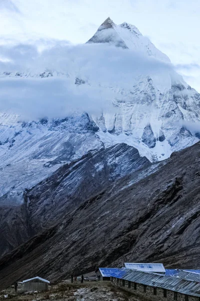 Dağlar ve Beyaz Sis Göllerin üzerinde Gün doğumunda