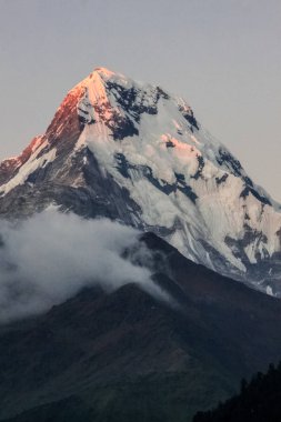 Dağlar ve Beyaz Sis Göllerin üzerinde Gün doğumunda