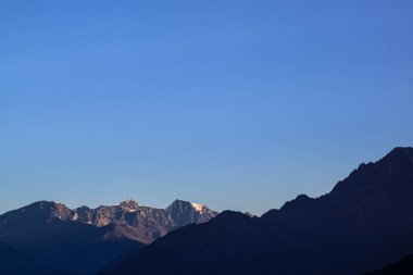 Mavi Gök, Bulut ve Sis ile Karla kaplı Dağ