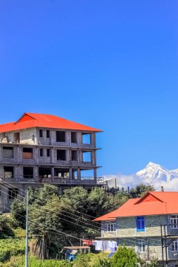 Mavi Gök, Bulut ve Sis ile Karla kaplı Dağ