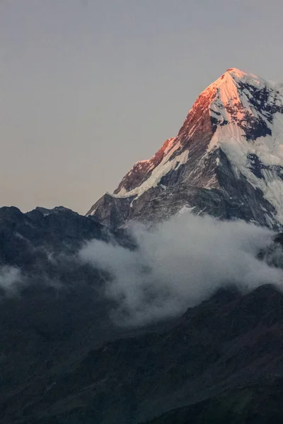 Hory a bílá mlha nad jezerem při východu slunce — Stock fotografie