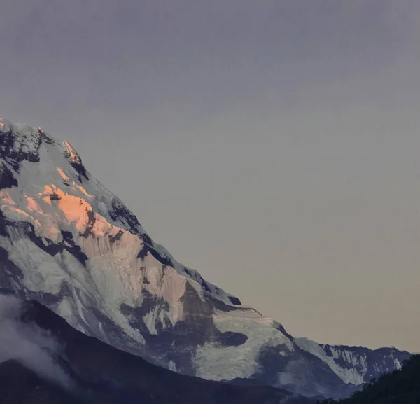 Montañas y niebla blanca sobre los lagos al amanecer — Foto de Stock