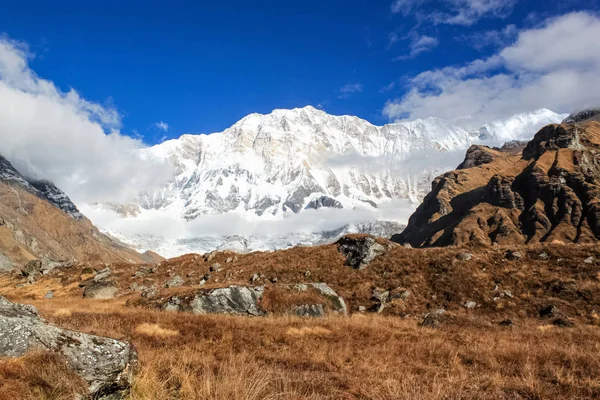 Montaña cubierta de nieve con cielo azul, nube y niebla — Foto de Stock