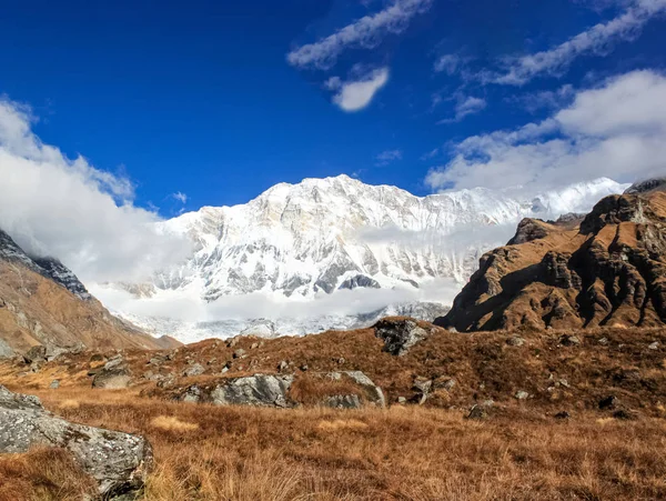 Montaña cubierta de nieve con cielo azul, nube y niebla — Foto de Stock