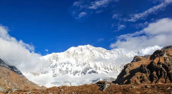 Schneebedeckte Berge mit blauem Himmel, Wolken und Nebel — Stockfoto