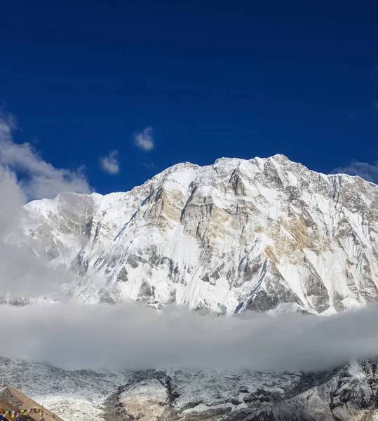 Montanha coberta de neve com céu azul, nuvem e nevoeiro — Fotografia de Stock