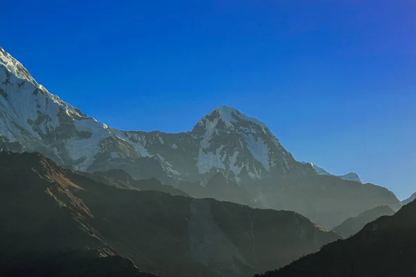 Montaña cubierta de nieve con cielo azul, nube y niebla — Foto de Stock