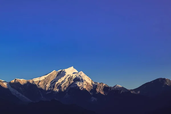 Snow-covered Mountain With Blue Sky, Cloud and Fog — Stock Photo, Image