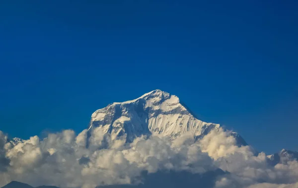 Montaña cubierta de nieve con cielo azul, nube y niebla — Foto de Stock