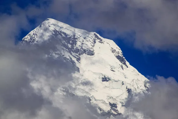 Montaña cubierta de nieve con cielo azul, nube y niebla — Foto de Stock