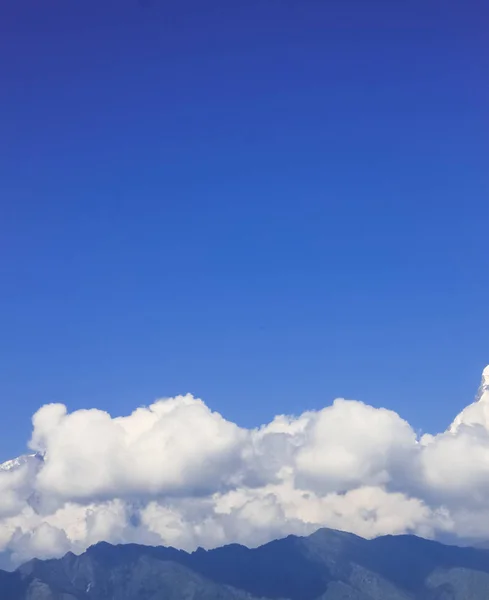 Mavi Gök, Bulut ve Sis ile Karla kaplı Dağ — Stok fotoğraf