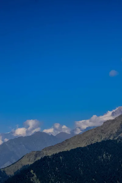 Montaña cubierta de nieve con cielo azul, nube y niebla — Foto de Stock