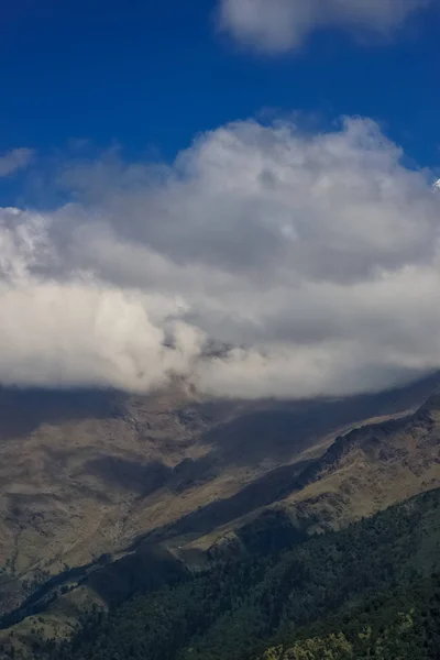 Montaña cubierta de nieve con cielo azul, nube y niebla — Foto de Stock