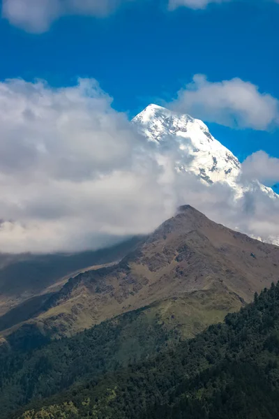 Mavi Gök, Bulut ve Sis ile Karla kaplı Dağ