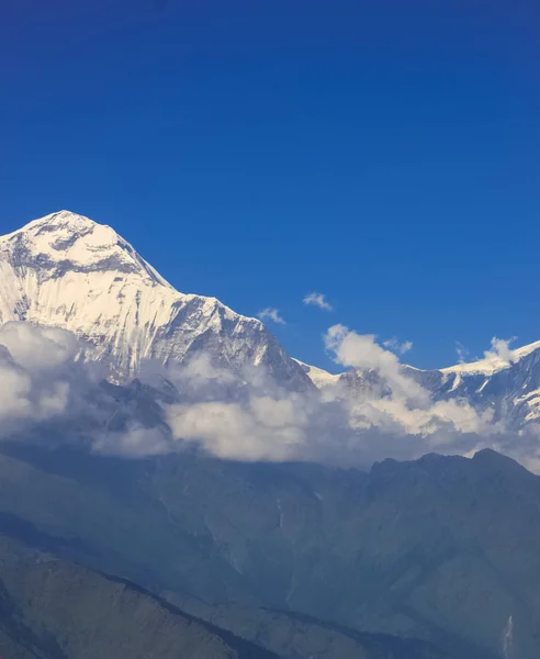 Snow-covered Mountain With Blue Sky, Cloud and Fog — Stock Photo, Image