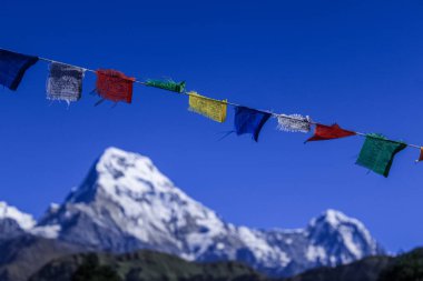 Mavi gökyüzünde bayrakları olan Budist Tapınak Dağı.