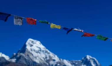 Mavi gökyüzünde bayrakları olan Budist Tapınak Dağı.