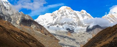 Mavi Gök 'le Karla kaplı Güzel ve İnanılmaz Dağ