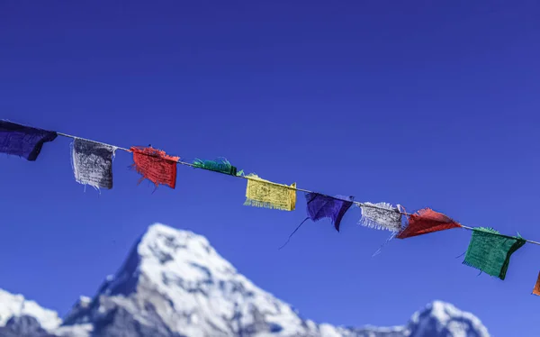 Βουδιστικό ιερό βουνό με σημαίες προσευχής πάνω από τον γαλάζιο ουρανό. — Φωτογραφία Αρχείου